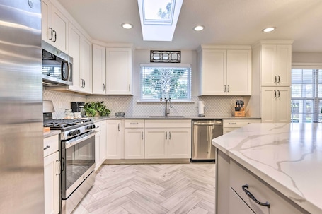 House (4 Bedrooms) | Private kitchen | Microwave, oven, stovetop, dishwasher
