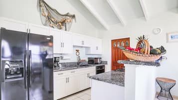 House (3 Bedrooms) | Private kitchen | Microwave, oven, stovetop, dishwasher
