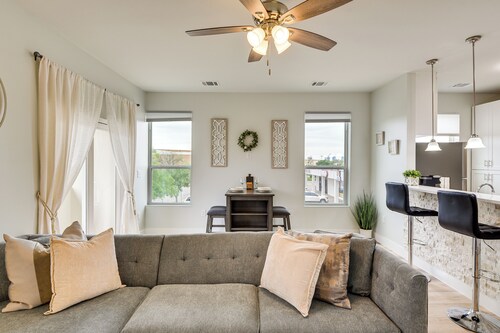 Steps to TCU Campus: Modern Fort Worth Apt