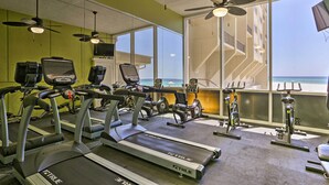 Ett gym med löpband, motionscyklar och annan träningsutrustning.