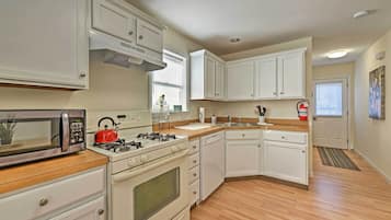 Cottage (3 Bedrooms) | Dapur pribadi | Microwave, oven, kompor, dan mesin pencuci piring