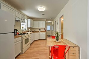 Chaumière (3 Bedrooms) | Cuisine privée | Four à micro-ondes, un four, surface de cuisson, lave-vaisselle