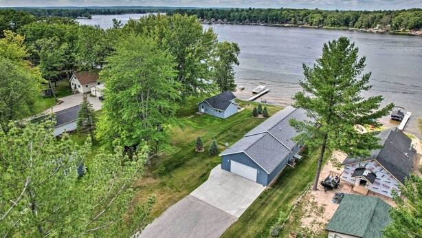 Un quartier résidentiel au bord du lac, avec des maisons, un quai et un bateau.