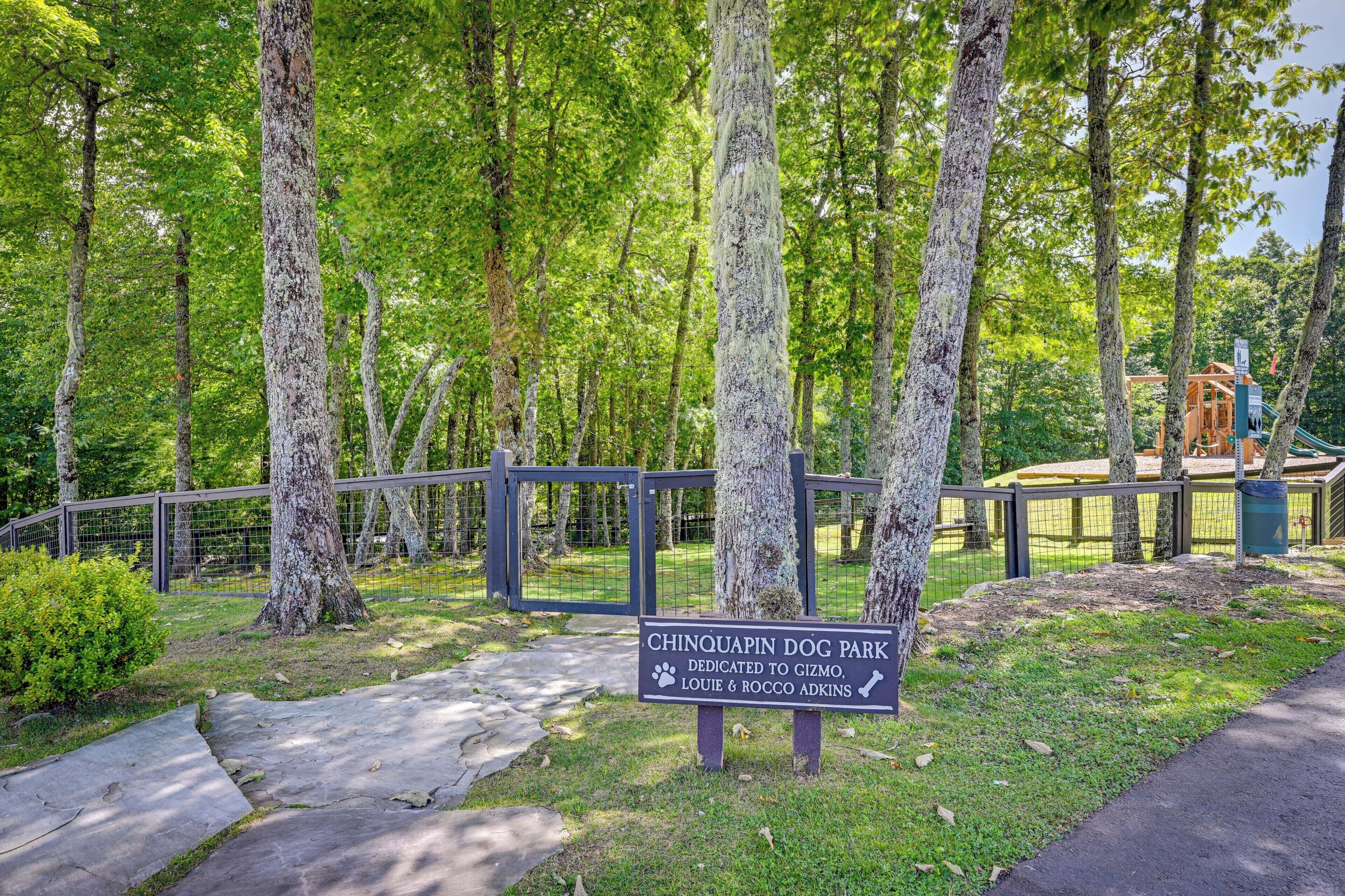 Schild für den Chinquapin Hundepark, gewidmet Gizmo, Louie & Rocco Adkins.