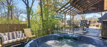 College Station Getaway w/ Hot Tub & Courtyard!
