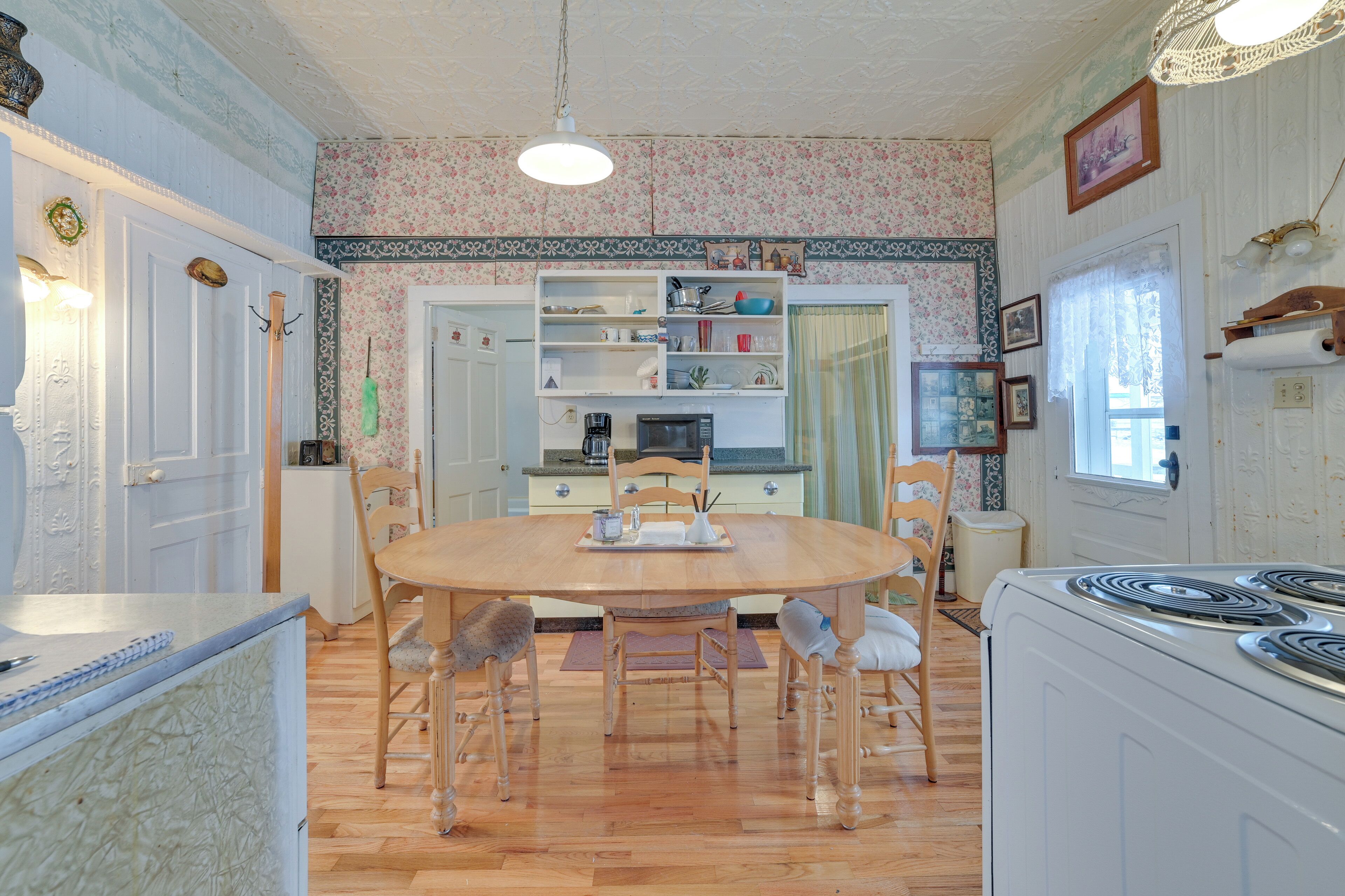 Microwave, oven, stovetop, cookware/dishes/utensils