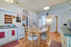 Appartement (0 Bedroom) | Cuisine privée | Micro-ondes, four, plaque de cuisson