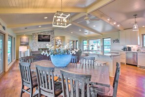 Dining - Lake View Tangled at Texoma Home w/ Hot Tub! (Pottsboro)