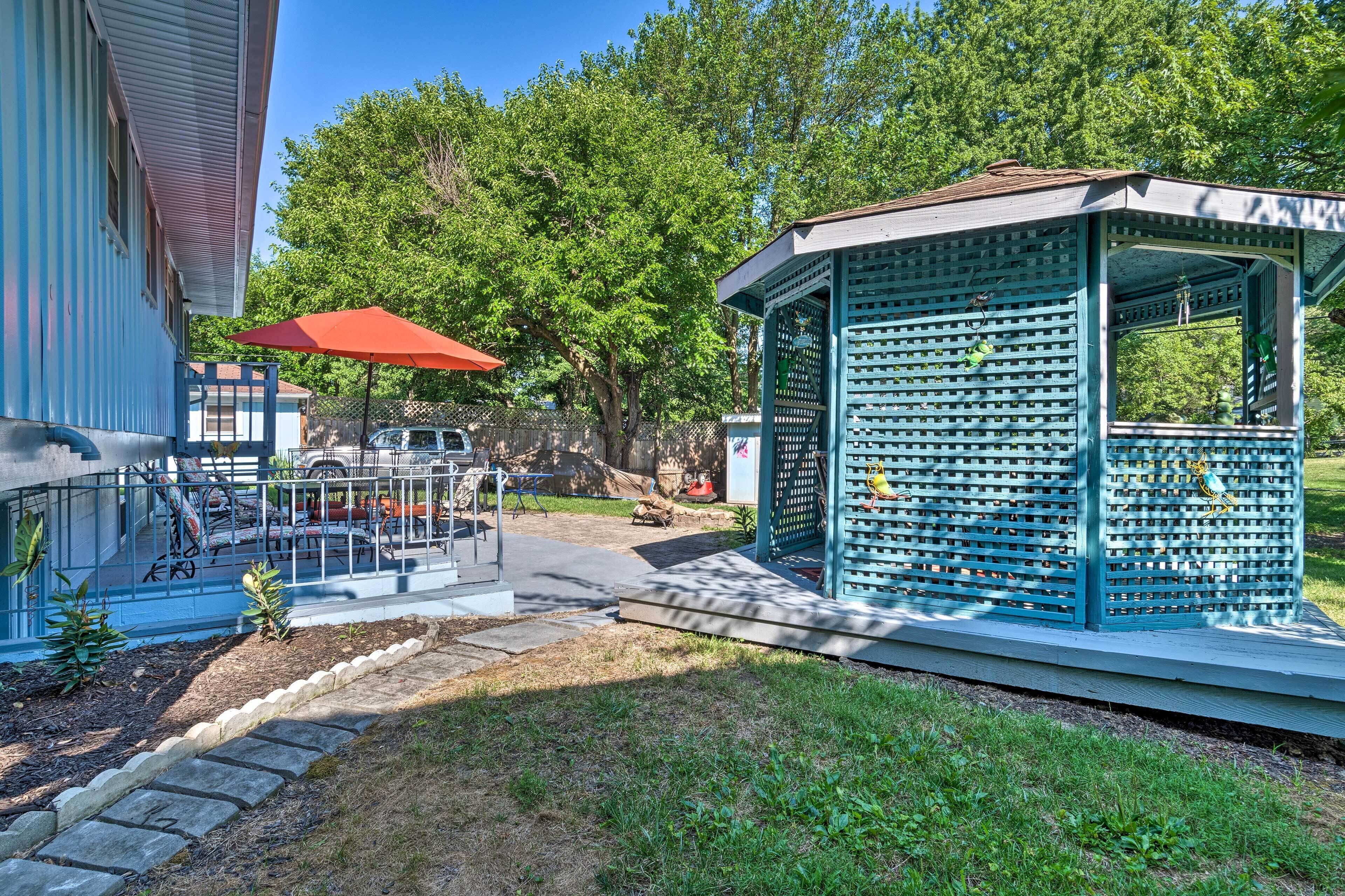 Home w/ Fire Pit - 8 Mi to Dtwn Mile Square!