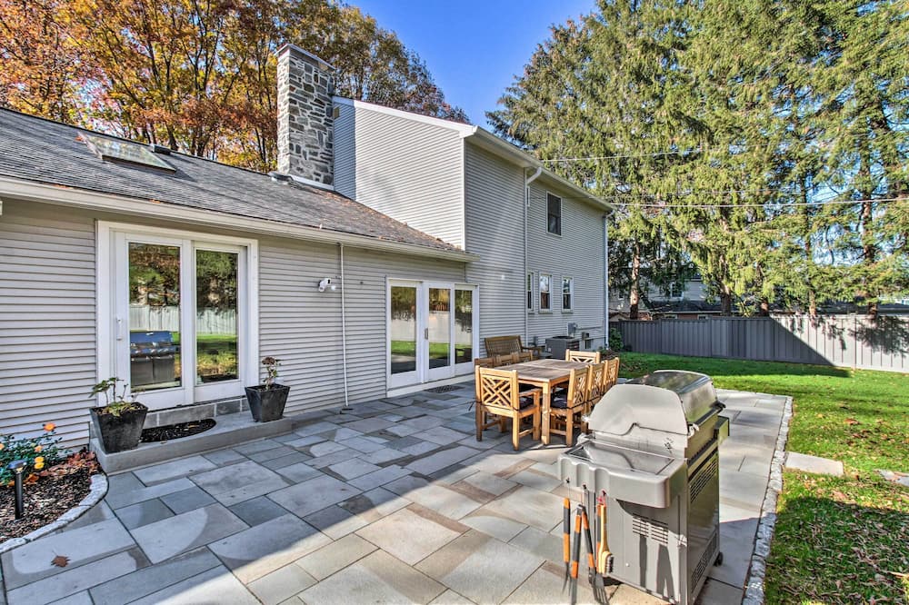 Near Philly & PGA Champ! Inviting Home w/ Yard - Penllyn, PA