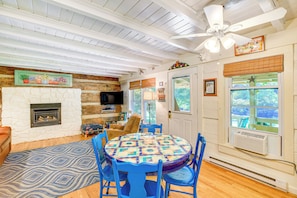 Interior - Riverside Cabin Near West Jefferson! (Lansing)