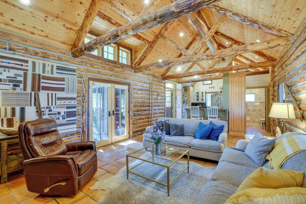 TV - Luxe Log Cabin ~ 15 Mi to Downtown Moab! (Moab)