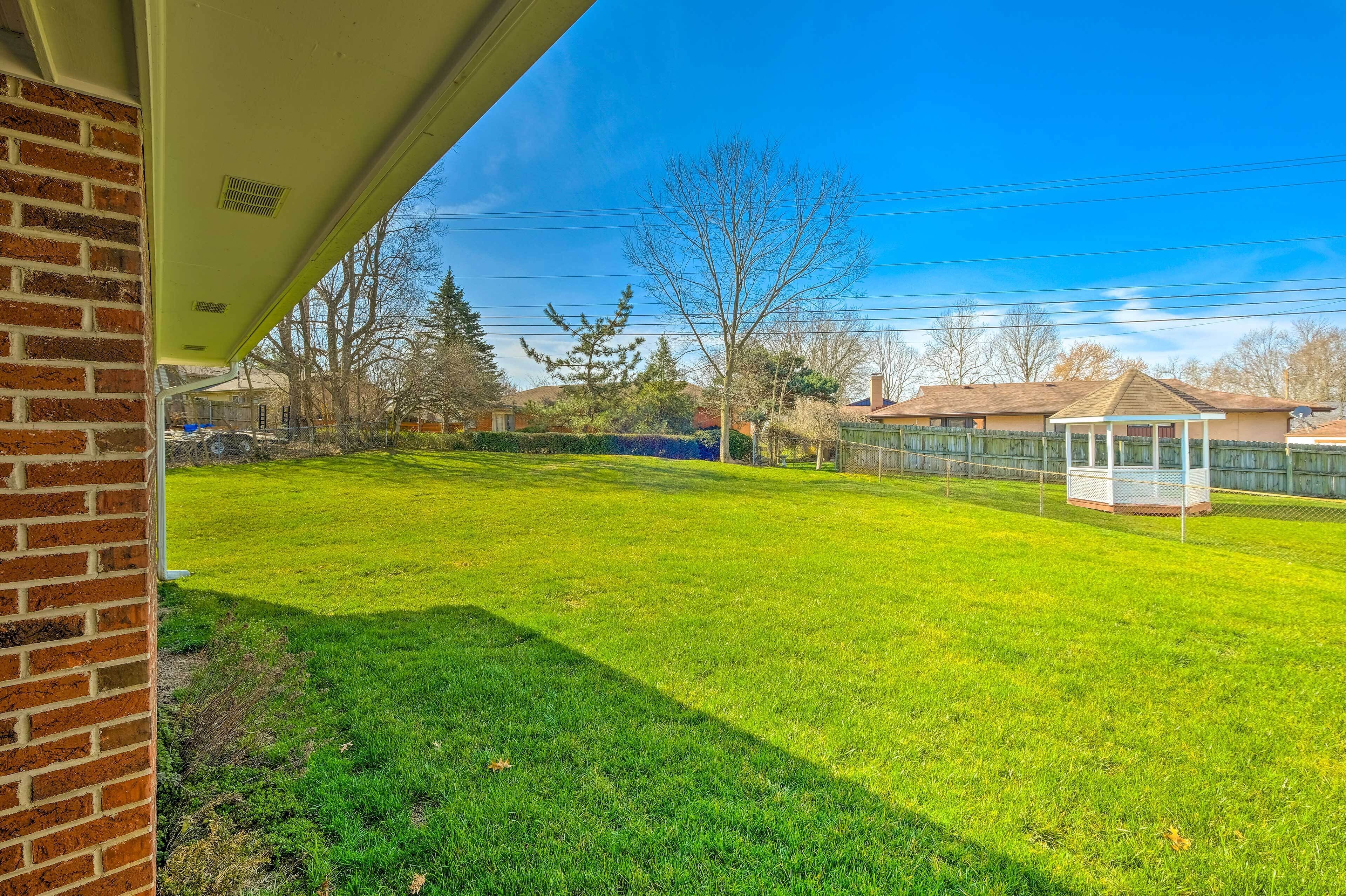 Inviting Lexington Home: 2 Miles to University!