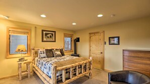 3 bedrooms, bed sheets - Bigfork Townhome w/ Deck, Grill & Golf Course View (Bigfork)