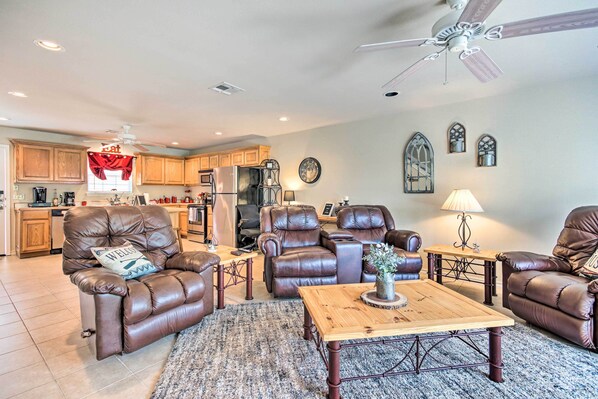 Appartement (2 Bedrooms) | Aire de séjour | Téléviseur