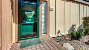 A house with a green door, a small front yard with a brick pathway, and a wooden fence. - Community Perks! Sunny Hilton Head Island Retreat (Hilton Head Island)