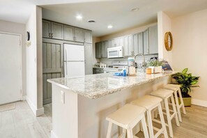 Microwave, oven, stovetop, dishwasher - Hilton Head Island Condo, Close to Beach! (Hilton Head Island)