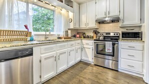 Private kitchen - Peaceful Garner Home ~ 6 Mi to Dtwn Raleigh! (Garner)