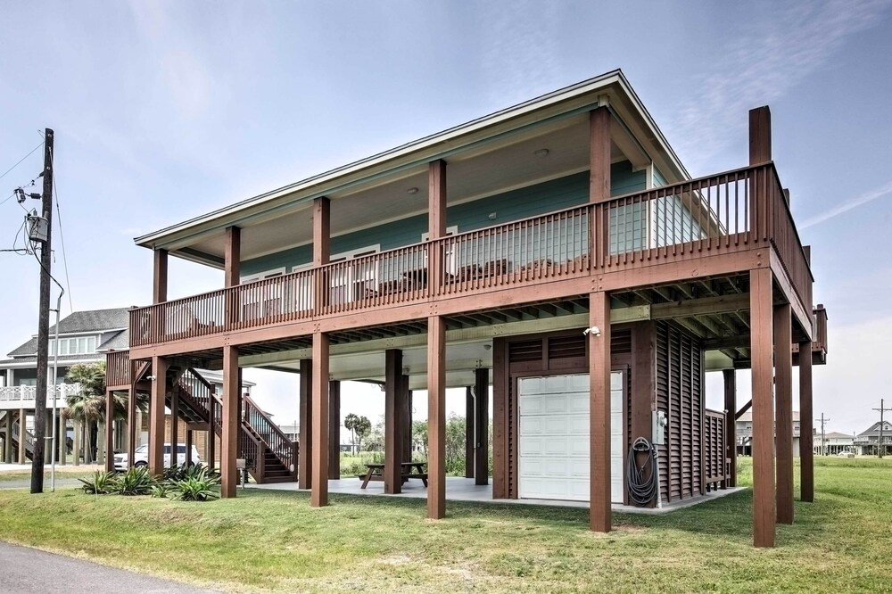 Texas Beach House w/ Views: Ferry to Galveston!