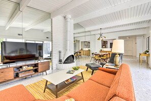 Apartment (2 Bedrooms) | Front of property - Furnished Patio + Pool Access: Palm Springs Condo (Palm Springs)