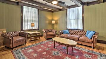 House (5 Bedrooms) | Interior