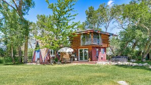 A log cabin with a balcony and a covered patio area. - 'snowflake Cabin' - Mins to Cody & Red Lodge! (Powell)