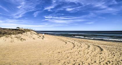 Nags Head Cottage: Screened Porch, Walk to Beach!