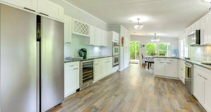 Palatka Hideaway w/ Fireplace & Private Porch