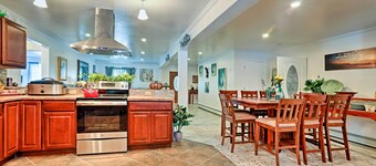 Expansive Getaway ~ 2 Miles to Mendenhall Glacier!