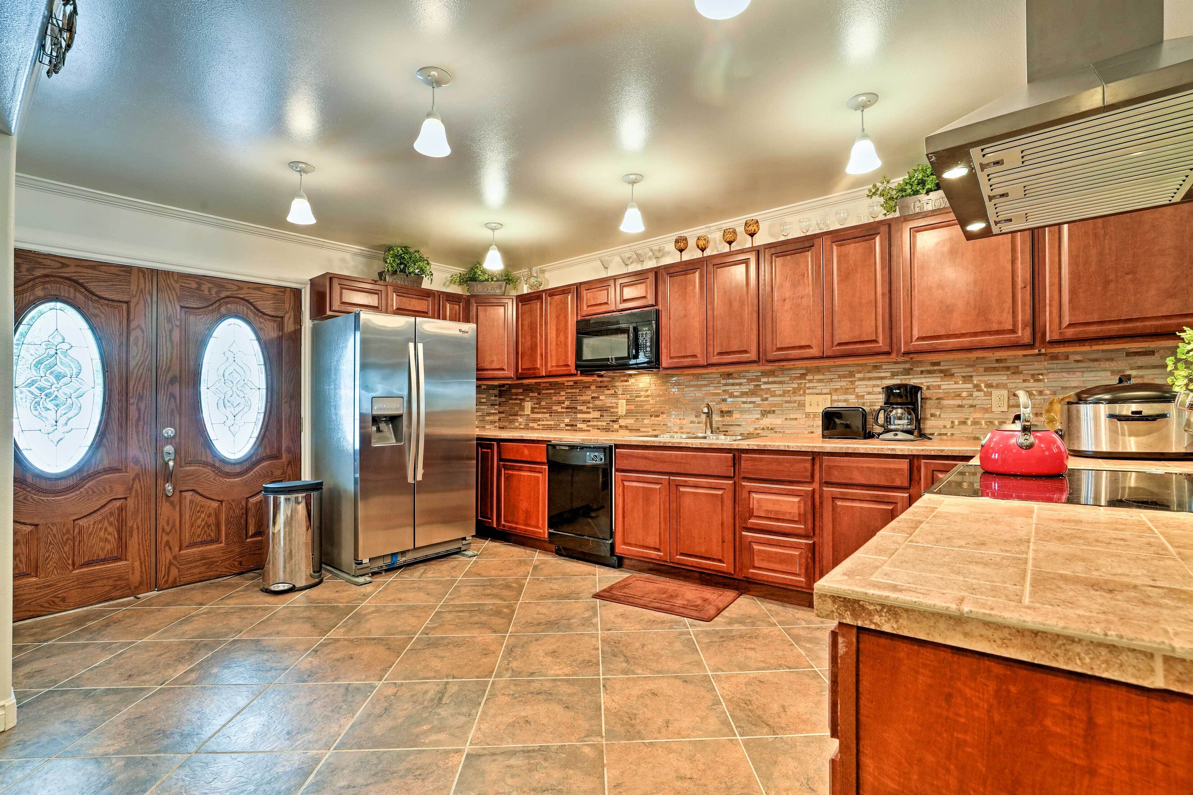 Expansive Getaway ~2 Miles to Mendenhall Glacier!