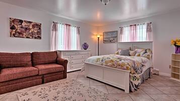 ํ์ฐ์ค (Multiple Bedrooms) | ๋ด๋ถ