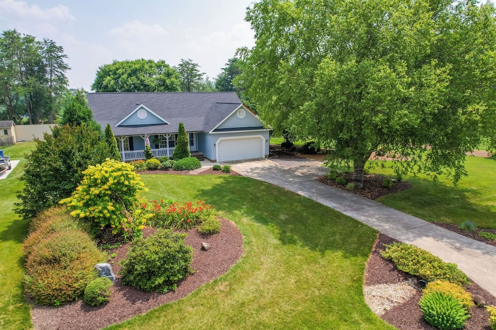 11 Mi to Greensboro: Family Home w/ Hot Tub - Reidsville, NC