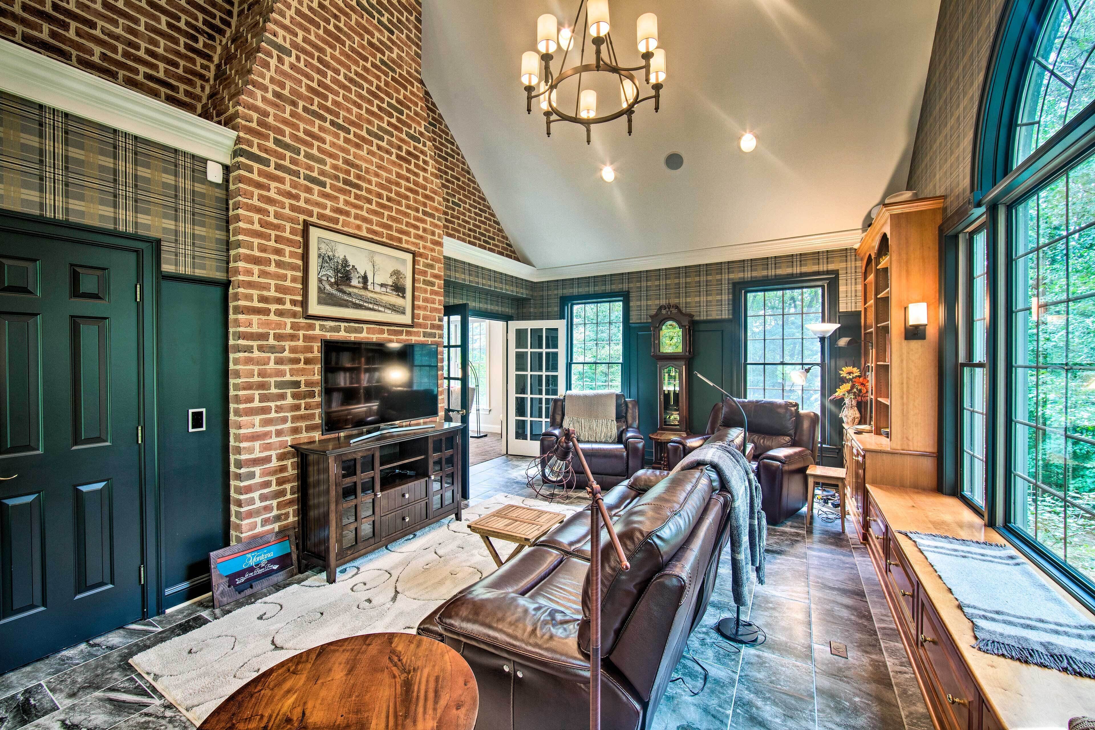 Extravagant Atglen Manor w/ Private 60-acre Land!