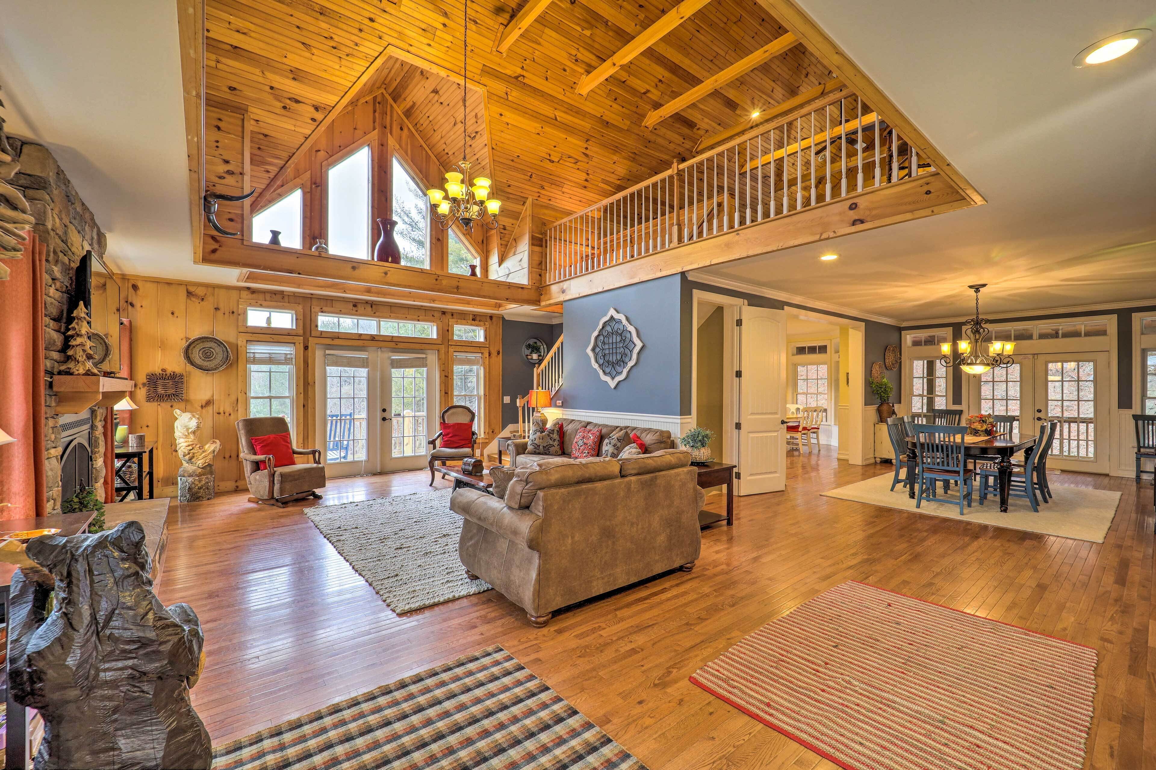 Mountainside Vilas House: Hike, Ski & Explore!