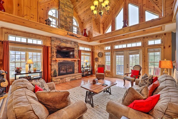 House (5 Bedrooms) | Front of property - Hot Tub & Game Room: 'A Mountain Dream' in Vilas (Vilas)