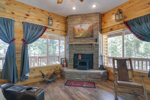 Interior - Duck Creek Village Cabin Near National Forest! (Duck Creek Village)