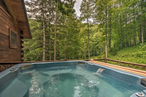 Apartment (0 Bedroom) | Interior - Bryson City Cabin w/ Wraparound Deck & Hot Tub (Bryson City)