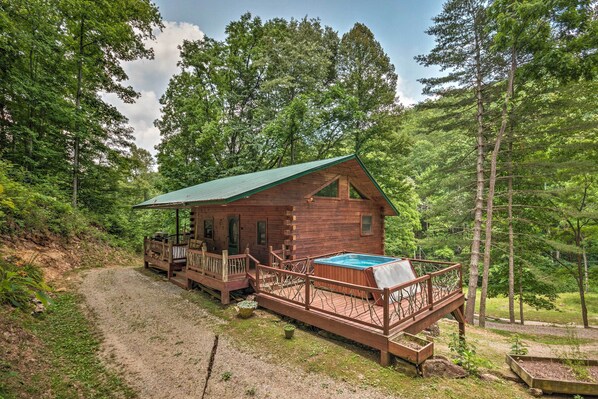 A rustic cabin with a wooden deck, a hot tub, and a covered porch. - Bryson City Cabin w/ Wraparound Deck & Hot Tub (Bryson City)