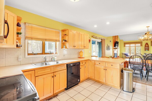 House (4 Bedrooms) | Interior