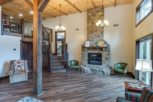 'eagle Crest Lodge' - Large Group Getaway!