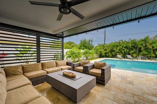 Walk to Beach: Getaway w/ Pool in Naples!