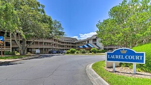 L’entrée d’un hôtel, avec une enseigne indiquant « LAUREL COURT ».