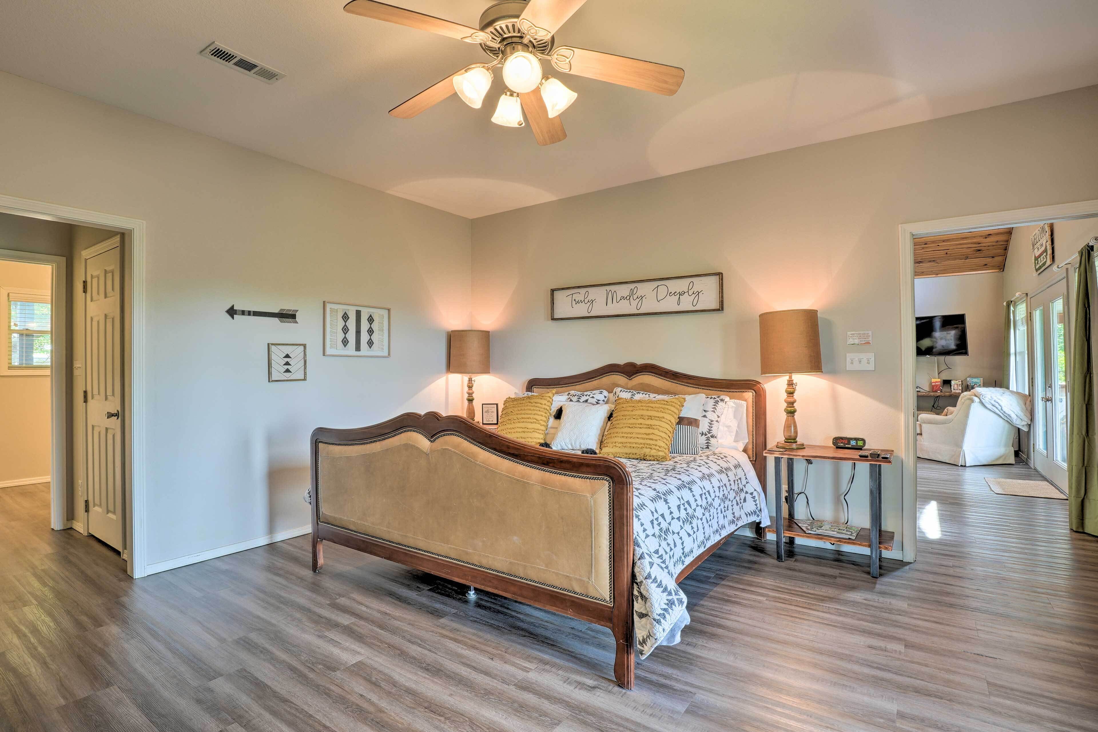 House w/ Mtn Views & Fire Pit, 2 Mi to Lake!