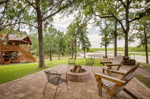 Terrace/patio - Waterfront Huntsville Home w/ Private Dock & Spa (Huntsville)