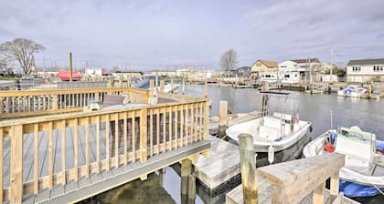 Island Park Couple's Escape ~ 1 Mi to Beach!