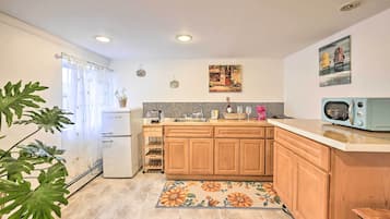 House (1 Bedroom) | Private kitchen | Microwave, cookware/dishes/utensils, paper towels