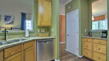 House (3 Bedrooms) | Dapur peribadi | Ketuhar gelombang mikro, ketuhar, dapur, mesin basuh pinggan mangkuk