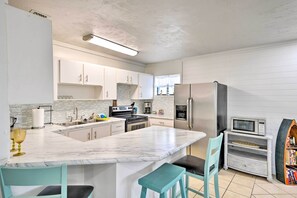 House (1 Bedroom) | Private kitchen | Microwave, oven, stovetop, blender