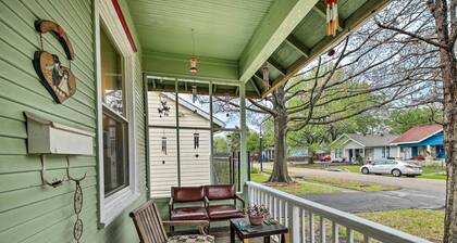 Pet-friendly Home w/ Yard: 3 Mi to Dtwn Houston!