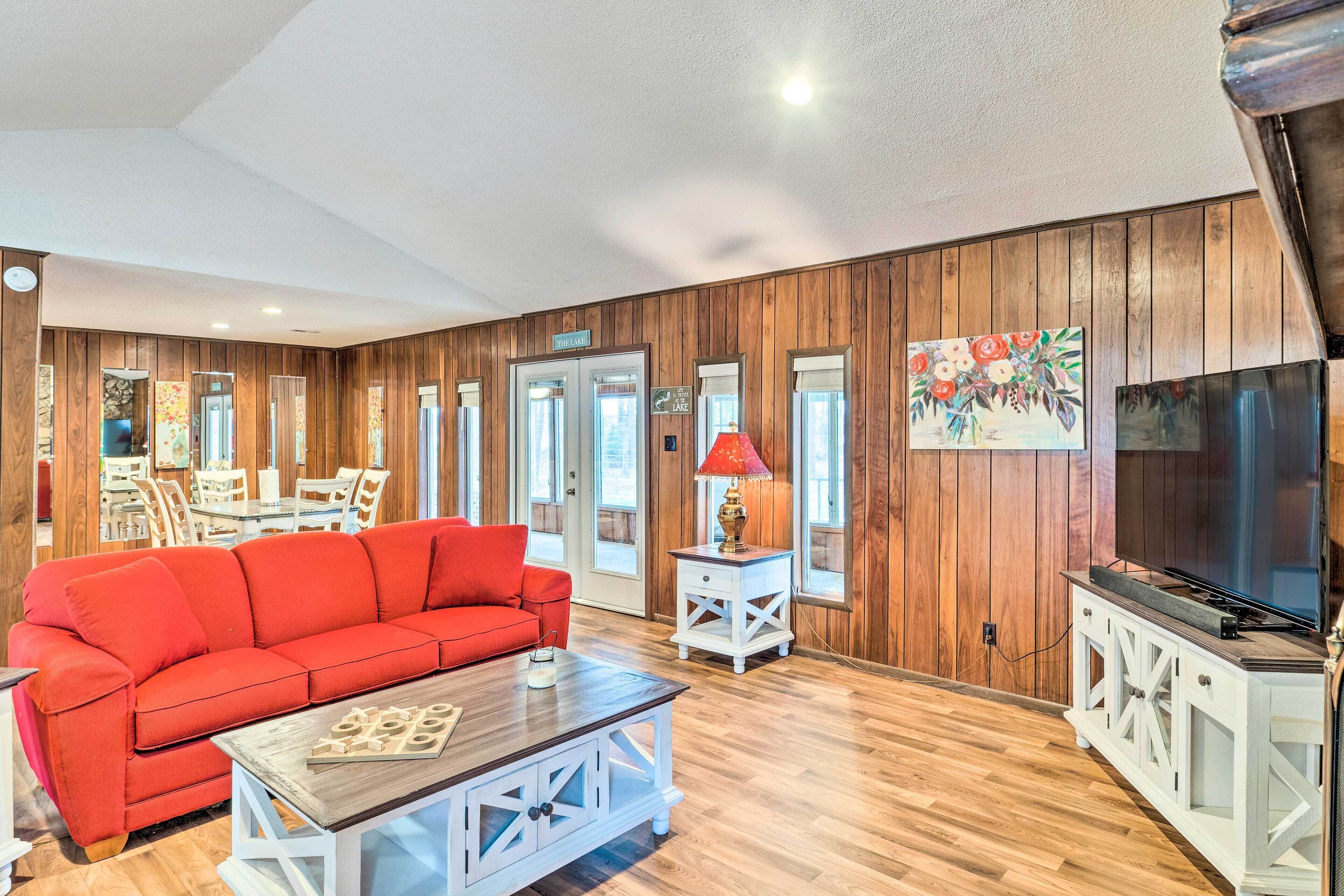 Peaceful Waterfront Hemphill House on 7 Acres